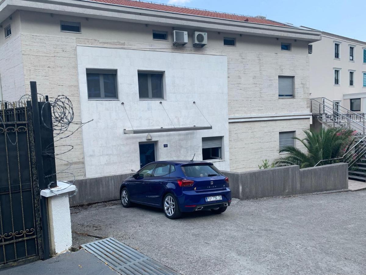 Apartment With Swimmingpool, Seaview And Large Terrace, 1St Floor, Min 2 Persons Dobrota Esterno foto